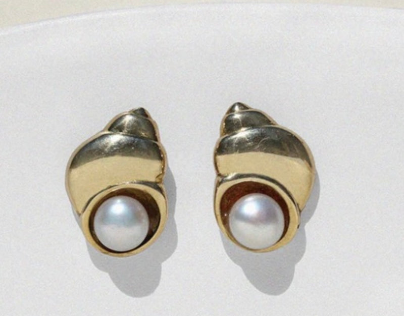 Isansku shell with pearl earring